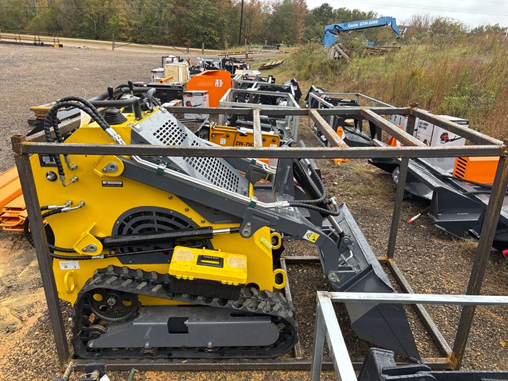 #94-•-land-hero-mini-skid-steer-image-1