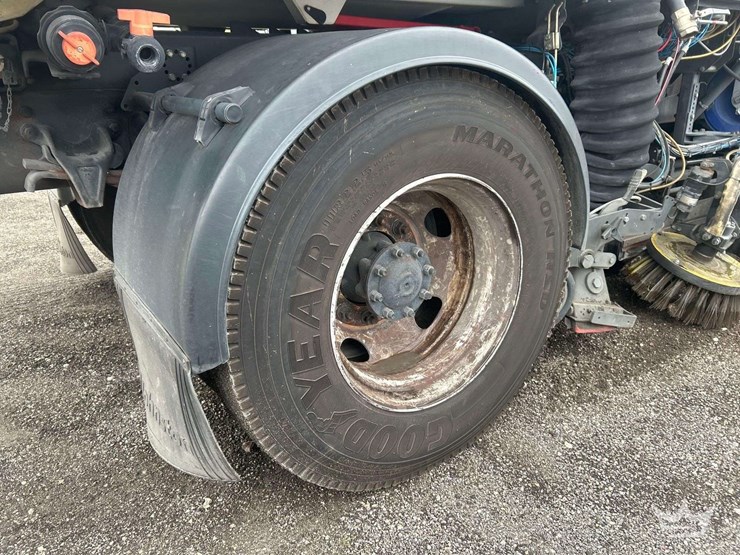 2019-freightliner-m2-106-image-20