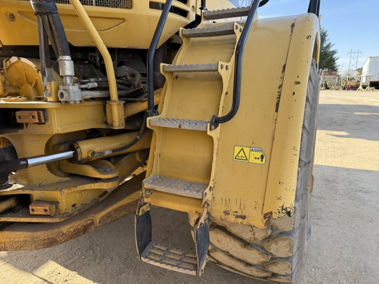 2010-caterpillar-740-image-56