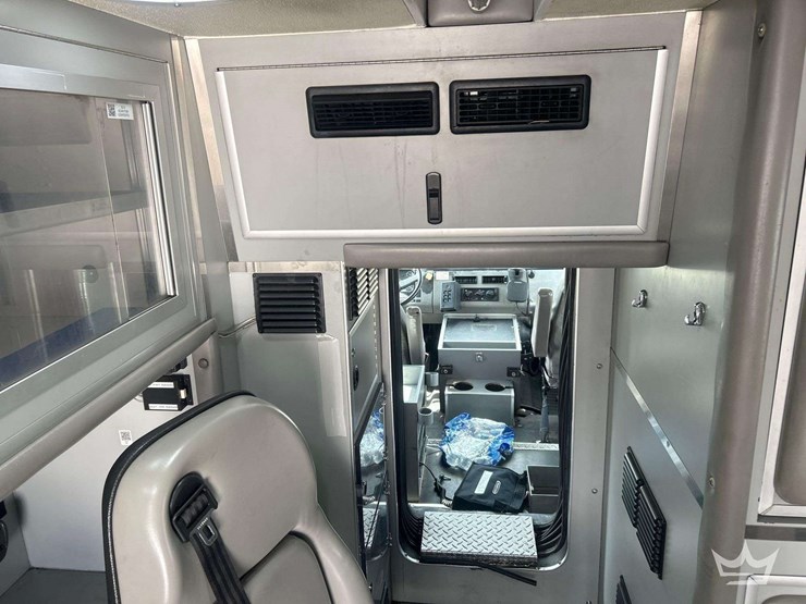 2004-freightliner-fl60-image-36