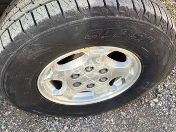 2005-chevrolet-tahoe-image-16