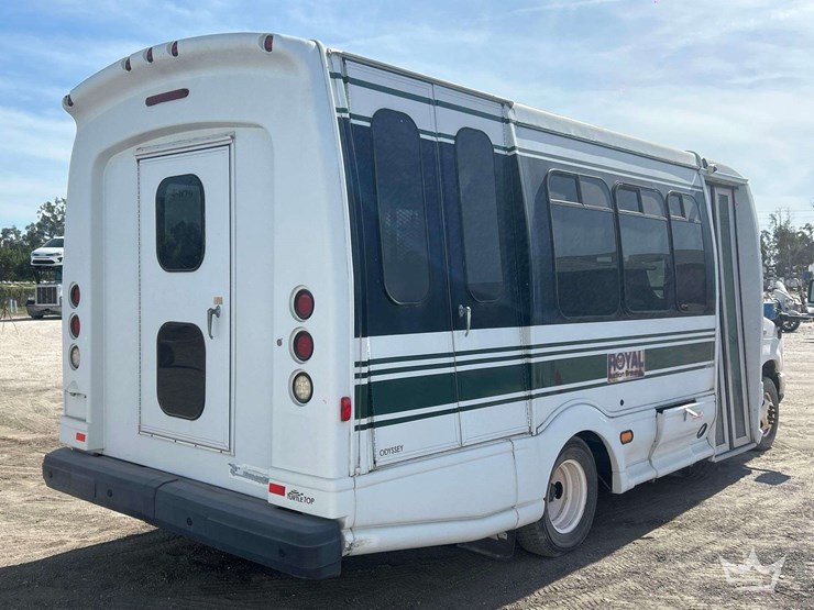 2014-ford-e-450-super-duty-shuttle-bus-image-2