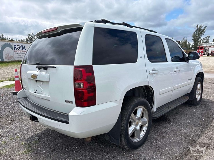 2010-chevrolet-tahoe-image-25