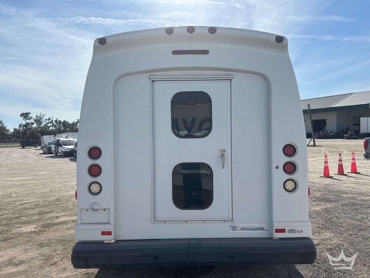 2014-ford-e-450-super-duty-shuttle-bus-image-27