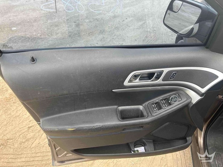 2015-ford-explorer-image-30