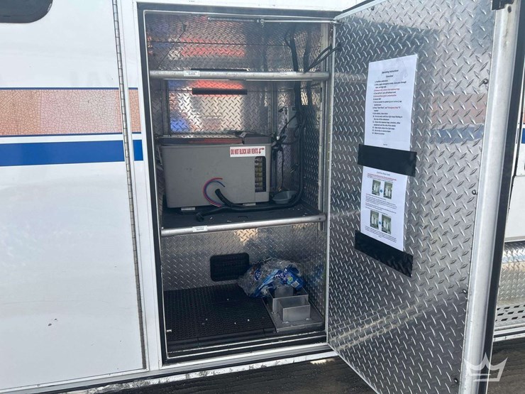 2004-freightliner-fl60-image-44