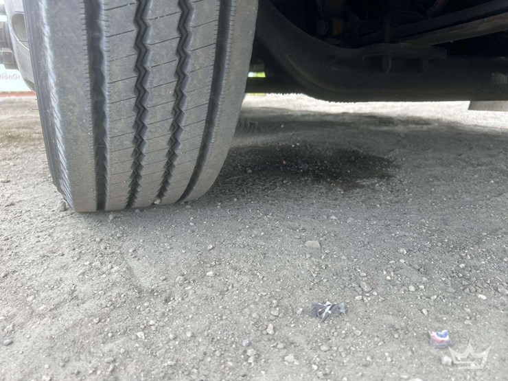 2005-freightliner-m2-106-image-68