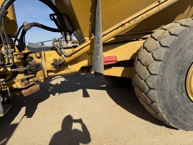 2010-caterpillar-740-image-28