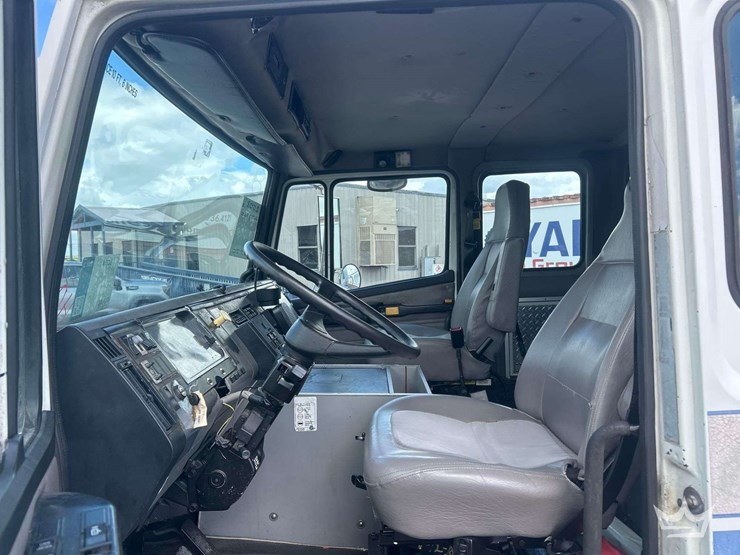 2004-freightliner-fl60-image-6