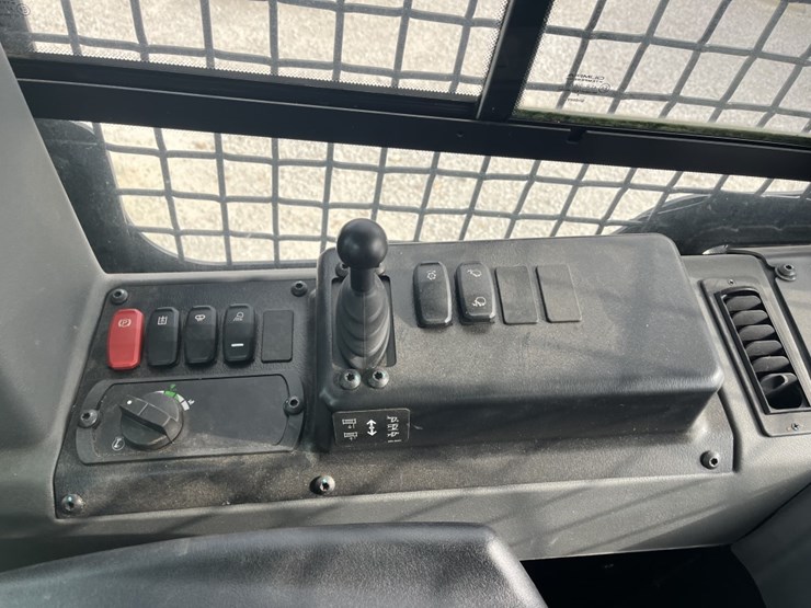 2021-caterpillar-d3k2-xl-image-16