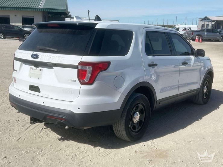 2016-ford-explorer-image-3