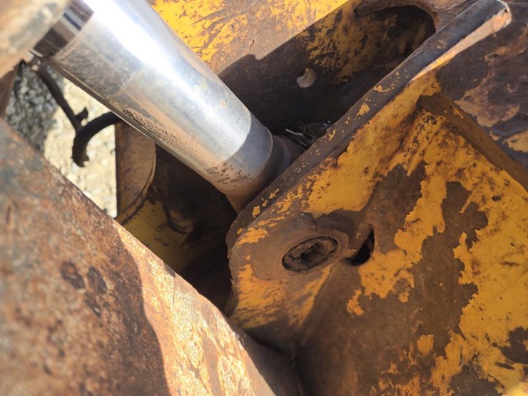 john-deere-329d-image-11