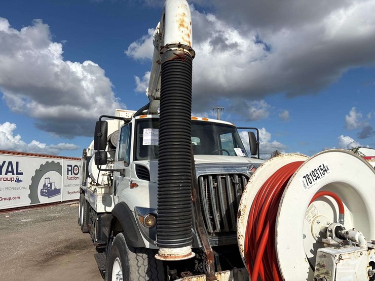 2009-international-7400-image-27