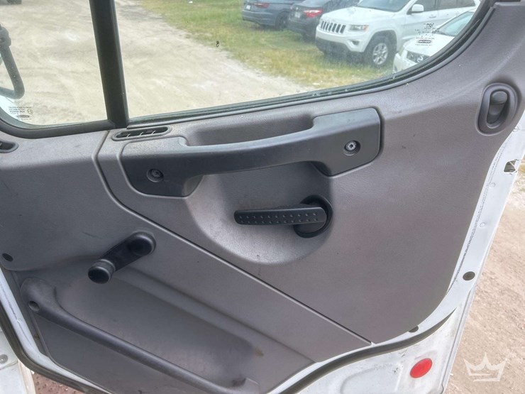 2014-freightliner-m2-106-image-21