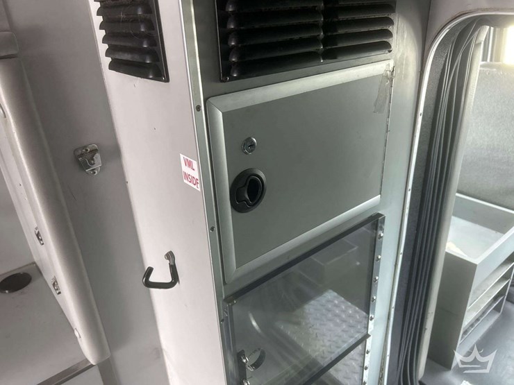 2005-freightliner-m2-106-image-57