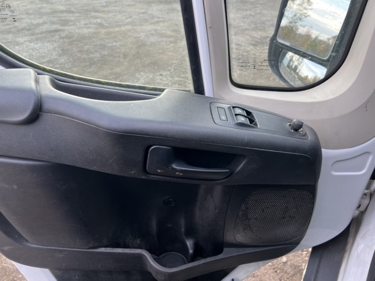 2015-ram-promaster-2500-image-24