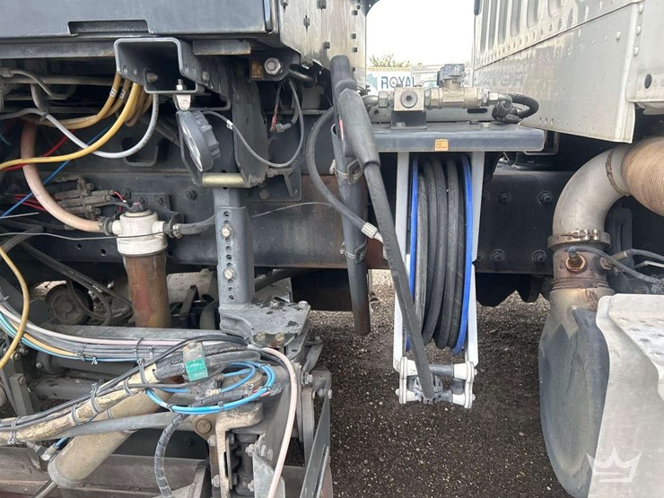 2019-freightliner-m2-106-image-23