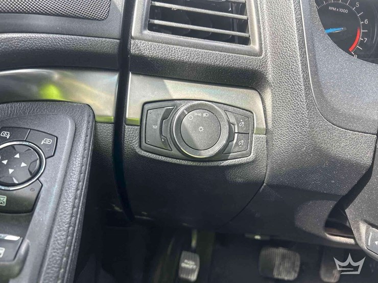 2017-ford-explorer-image-16