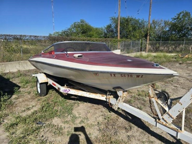 1976-glastron-motor-boat-bad-fuel-pump-image-1