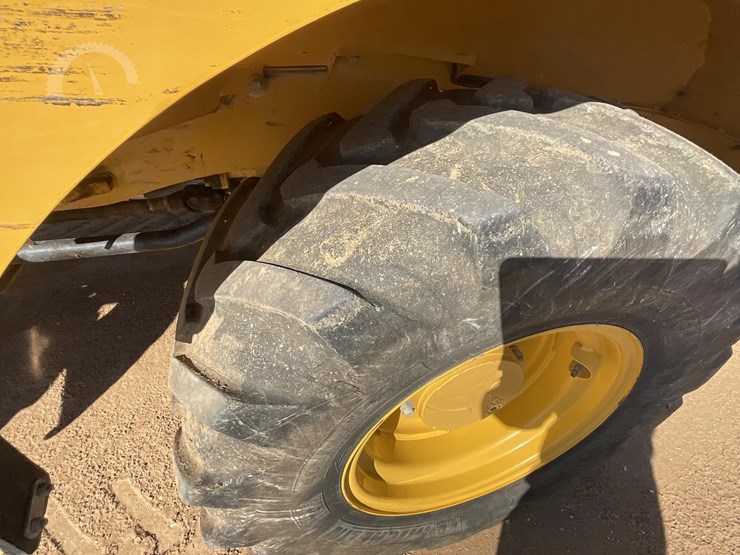 2015-deere-324k-image-23