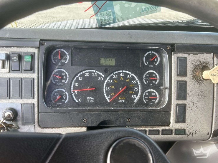 2003-freightliner-fl60-image-11