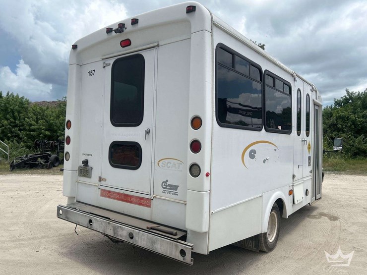 2015-chevrolet-express-4500-image-3