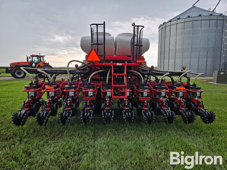 2007-white-8524c-24r20-planter-image-7