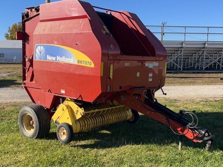 2010-new-holland-br7070-image-4