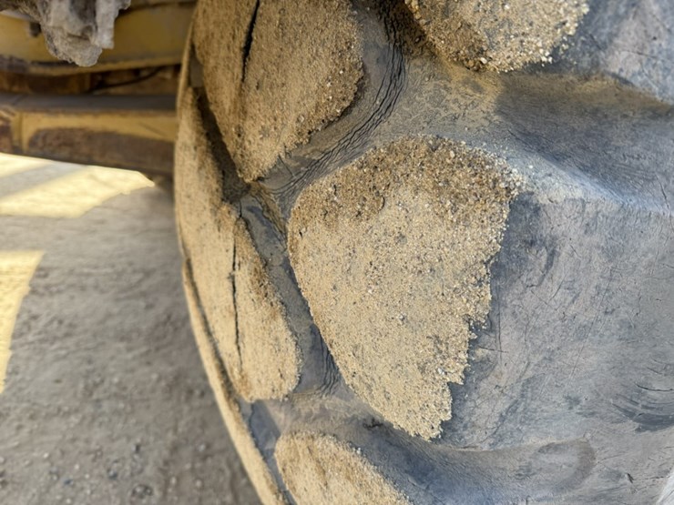 2010-caterpillar-740-image-93