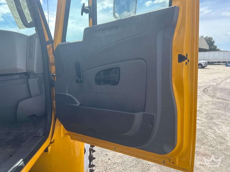 2019-international-durastar-4300-image-27