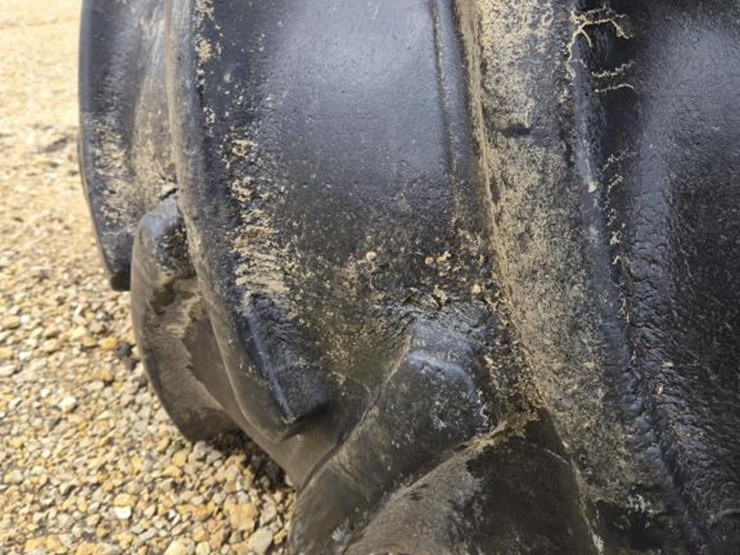 #5924-•-(2)-23.1-x-26-tires-on-john-deere-rims-image-7