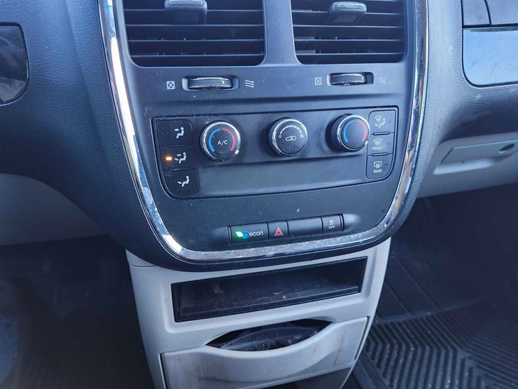 2014-dodge-grand-caravan-se-image-30