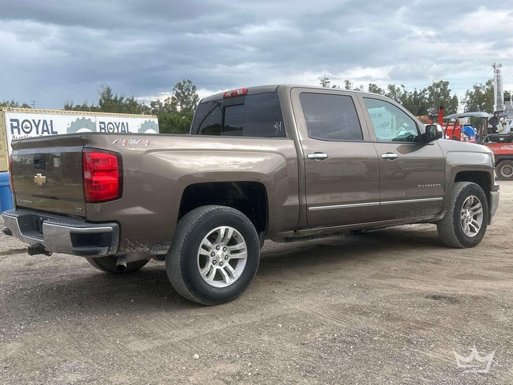 2014-chevrolet-silverado-4x4-crew-cab-pickup-truck-image-3