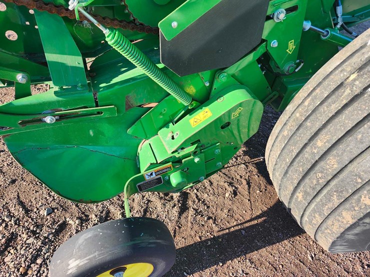 2023-john-deere-560m-image-10