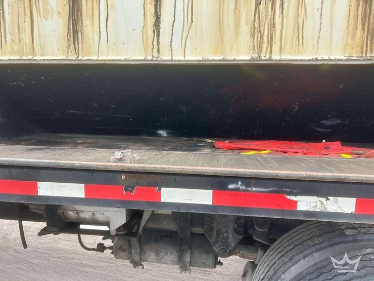 2014-freightliner-m2-106-image-36