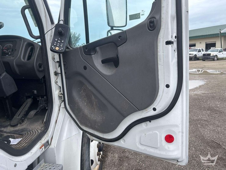 2019-freightliner-m2-106-image-26
