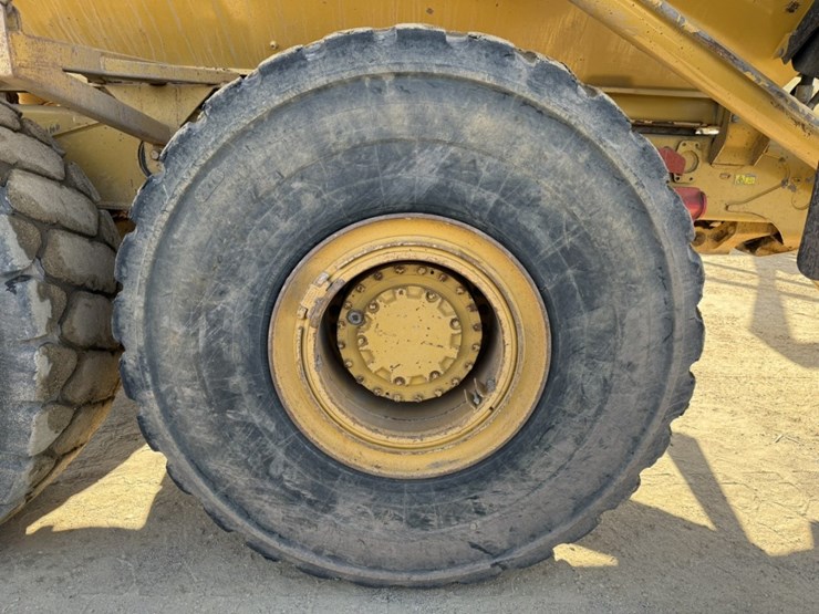 2010-caterpillar-740-image-90