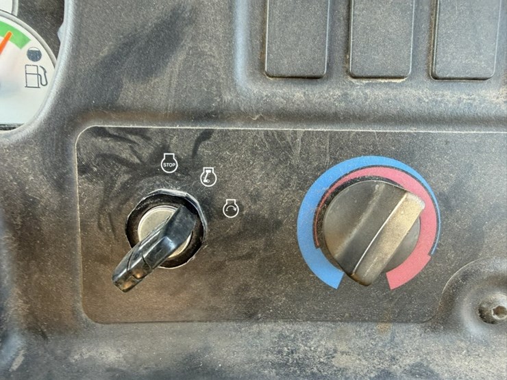 2010-caterpillar-740-image-76