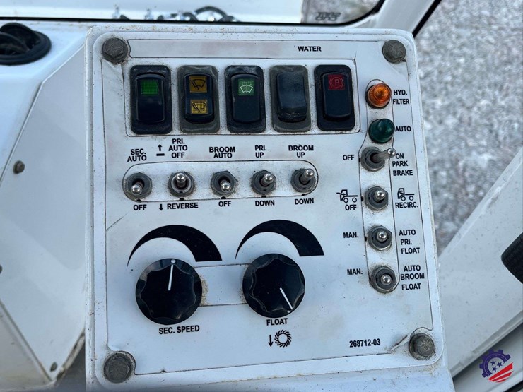 roadtec-cb100-sweeper-conveyor-image-48