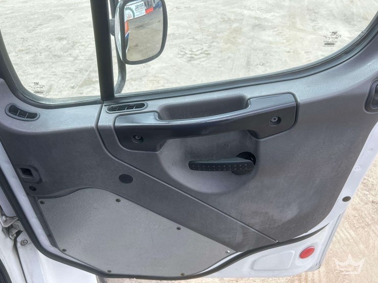 2005-freightliner-m2-106-image-25