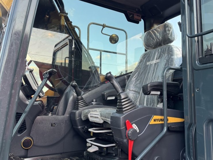 2022-hyundai-hx210al-image-5