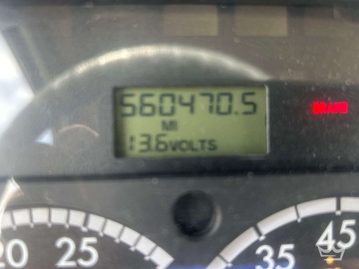 2005-freightliner-m2-106-image-13