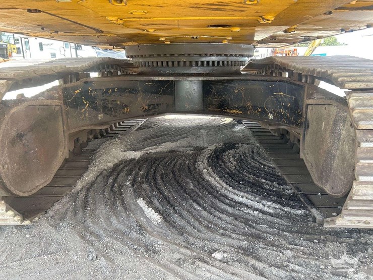 2016-caterpillar-349fl-image-22