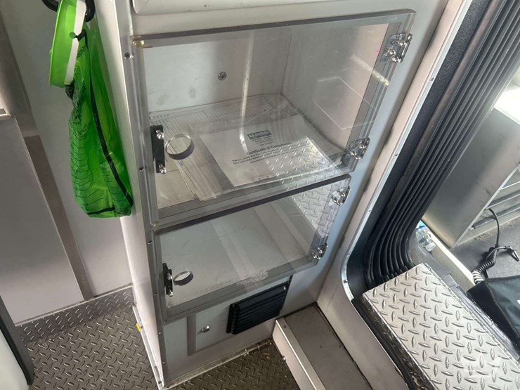 2004-freightliner-fl60-image-37