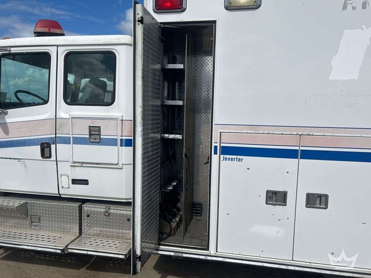 2004-freightliner-fl60-image-22