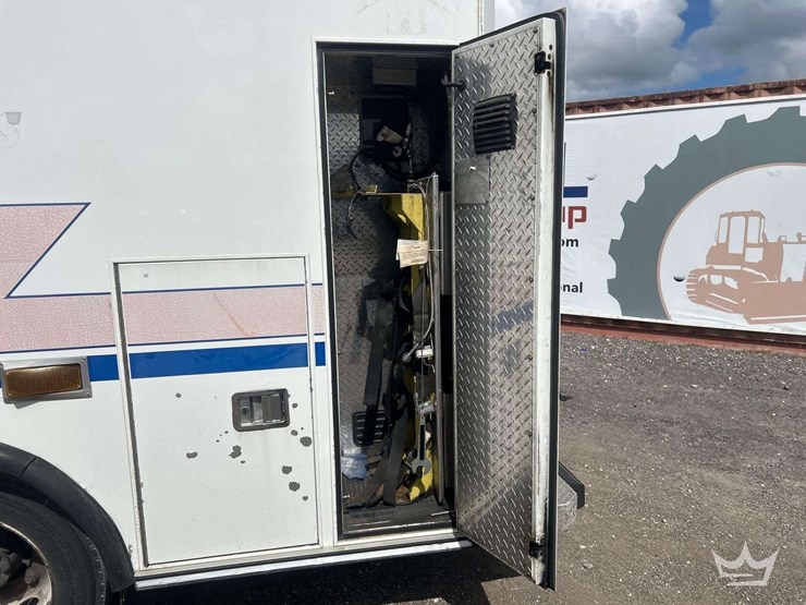 2004-freightliner-fl60-image-25