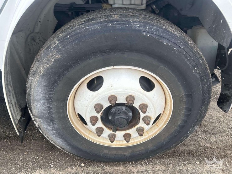 2019-freightliner-m2-106-image-28