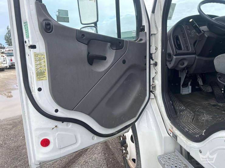 2019-freightliner-m2-106-image-6