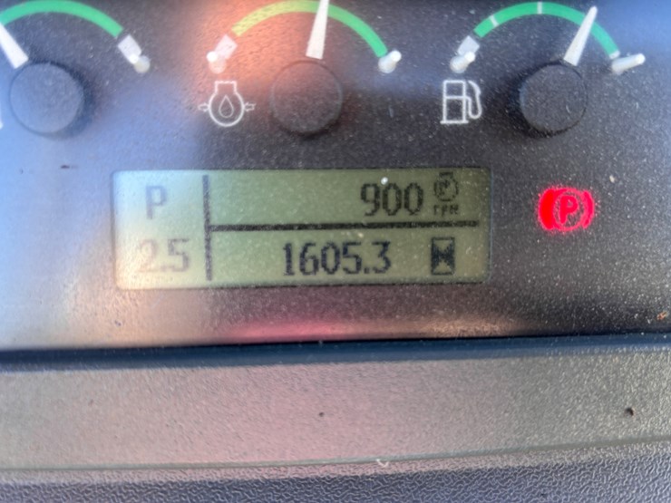 2022-deere-650k-image-17