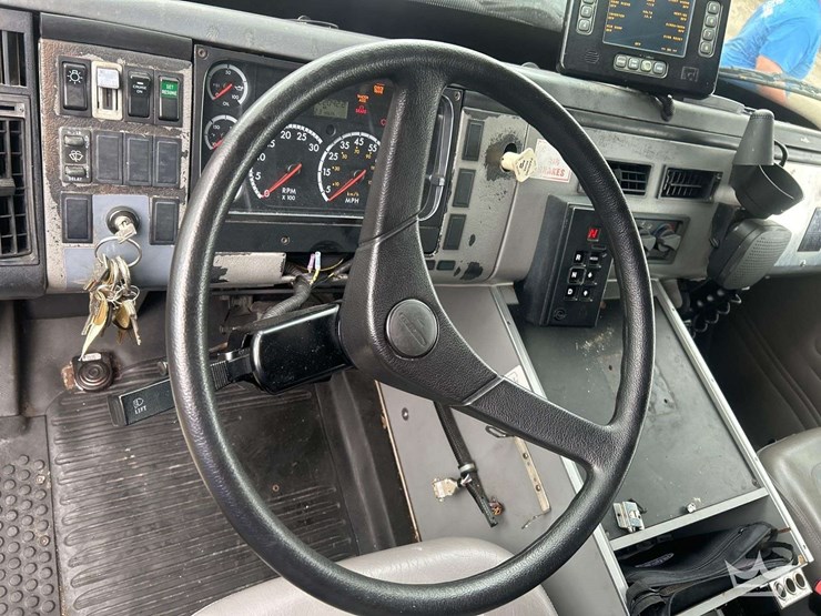 2004-freightliner-fl60-image-17